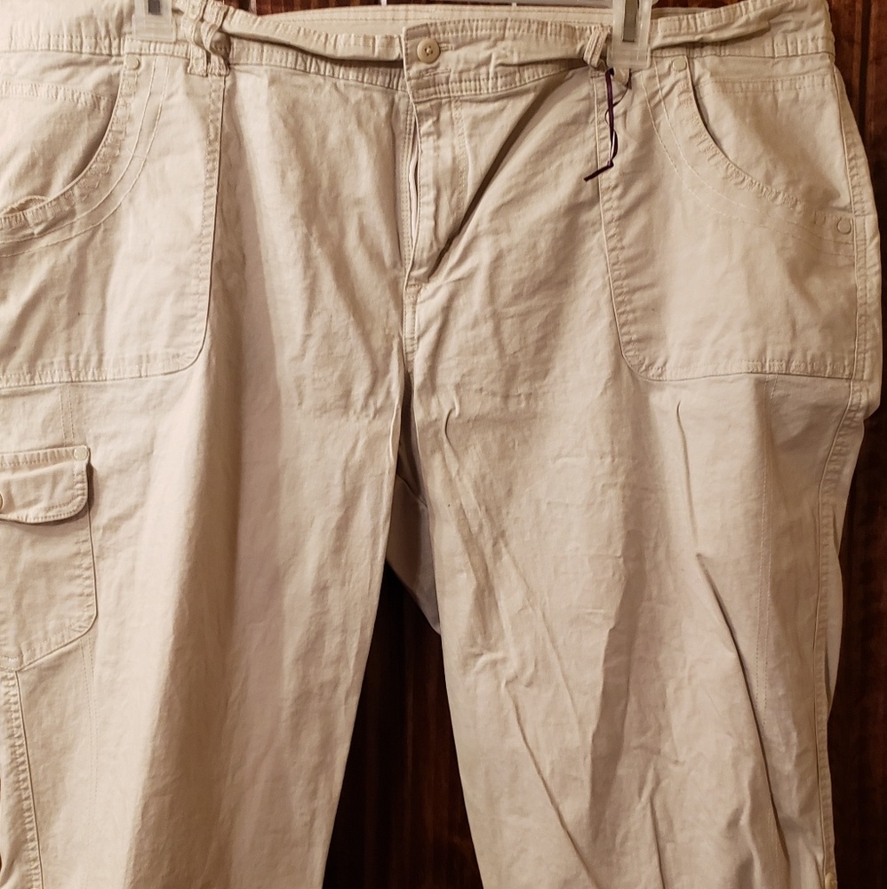 Gloria Vanderbilt khaki Capris size 22w